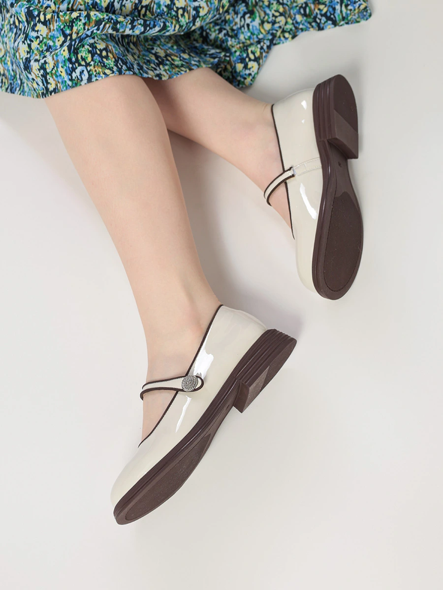 Туфли Мэри-Джейн лакированные бежевого цвета на низком каблуке